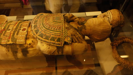 Toma-Panorámica-En-Cámara-Lenta-Que-Muestra-Una-Momia-Egipcia-En-Exhibición-En-El-Museo-Del-Louvre