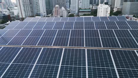 Paneles-De-Techo-De-Energía-Solar-En-El-Entorno-Urbano-De-La-Ciudad-Sol-Verde-Energía-Renovable