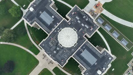 Top-down-aerial-shot-of-Michigan-state-capitol-building-in-Lansing,-MI