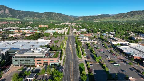 Aerial-rising-shot-of-main-street-in-Boulder,-Colorado