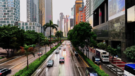 Tráfico-Conduciendo-En-Gloucester-Road-En-Hong-Kong-En-Un-Día-Sombrío-Después-De-La-Lluvia