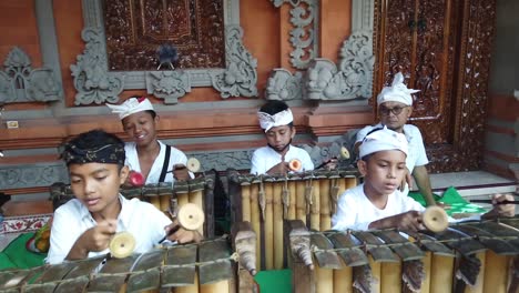 Kinder-Spielen-Gamelan-Gender-Orchestermusik-Bei-Der-Tempelzeremonie-Auf-Bali,-Indonesien,-Traditionelle-Kunst-Auf-Der-Insel-Der-Götter