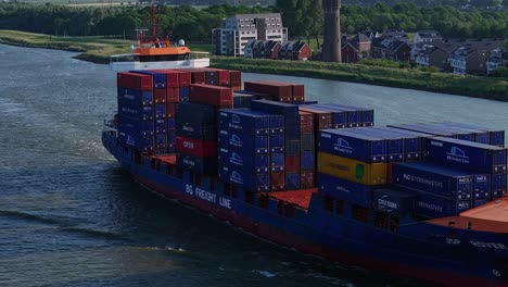 Große-Containerschiffe-Auf-See,-Beladen-Mit-Containern-Für-Die-Offshore-Versorgung,-Luftaufnahme