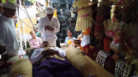 Traditionelle-Hinduistische-Zahnfeilungszeremonie-Auf-Bali,-Indonesien.-Priester-Führt-Religiöse-Gebete-Und-Rituale-Im-Kreise-Der-Familie-In-Weißen-Kleidern-Durch