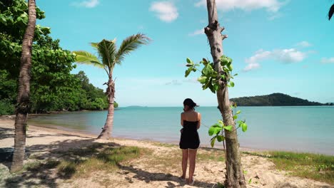 Frau-Am-Sonnenaufgangsstrand-In-Phuket,-Thailand