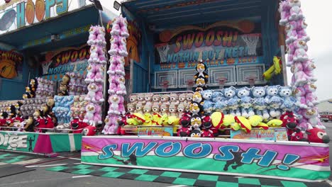 Juegos-De-Carnaval-Nadie-Jugando-En-Una-Feria-Estatal-Caminando-Lentamente-De-Derecha-A-Izquierda