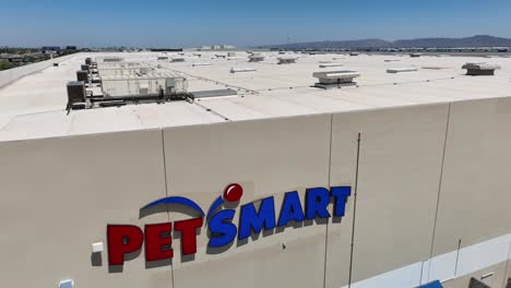 Petsmart-Logo-Auf-Dem-Vertriebszentrum-Von-Pet-Smart-In-Glendale,-Arizona