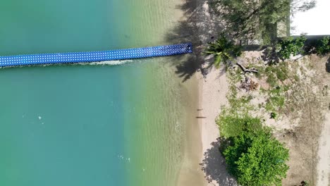 Tiro-De-Drone-De-Una-Playa-En-Phuket,-Tailandia