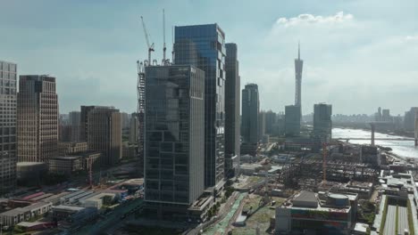 Vista-Aérea-Frente-A-Rascacielos-En-Medio-De-La-Construcción-En-Pazhou,-Guangzhou,-China
