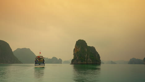 Tarde-Tranquila-En-La-Bahía-De-Ha-Long:-Barco-Turístico-Entre-Picos-De-Piedra-Caliza