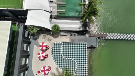 Drohnenaufnahme-Eines-Strandes-In-Phuket,-Thailand,-Fotohotel