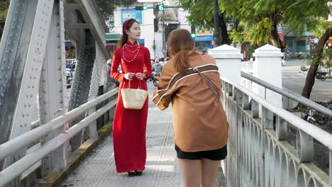 Mujer-Vistiendo-El-Tradicional-Vietnamita-Ao-Dai