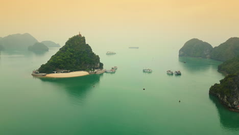 Vista-Aérea-De-La-Bahía-De-Ha-Long:-Isla-Superior-Y-Picos-De-Piedra-Caliza-Rodeados-De-Barcos