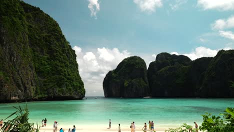 Beach-in-Phi-Phi-islands,-Thailand,-Maya-Bay