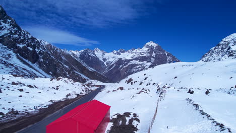 Cobertizo-Rojo-En-Las-Montañas-De-Los-Andes-Santiago-De-Chile
