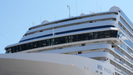 Puente-Del-Crucero-Gigante-Msc-Poesia-En-Puerto-Listo-Para-Desembarcar