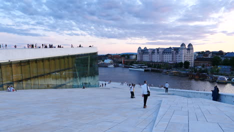 Touristen-Bewundern-Das-Stadtbild-Vom-Schrägen-Dach-Des-Osloer-Opernhauses
