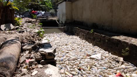 La-Corriente-Contaminante-De-Desechos-Plásticos-Impidió-Que-Ingrese-Al-Océano-En-La-Ciudad-Capital-De-Dili,-Timor-Leste-En-El-Sudeste-Asiático