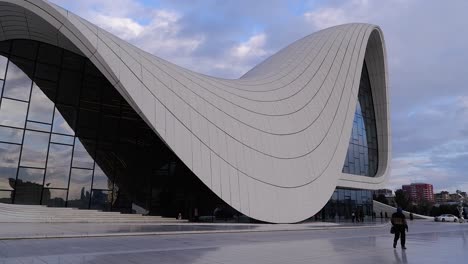 Pan:-Stunning-architecture-of-Heydar-Aliyev-Centre,-Baku-Azerbaijan