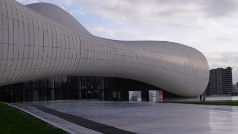 Weiche,-Geschwungene-Architektur-Des-Heydar-Aliyev-Konferenzzentrums-In-Baku