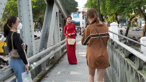 Touristen-Fotografieren-Eine-Frau-In-Traditioneller-Vietnamesischer-Kleidung