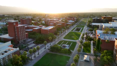 College-Campus-Der-Universität-Von-Arizona-Während-Des-Wunderschönen-Morgensonnenaufgangs-Im-Goldenen-Stundenlicht