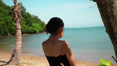 Mujer-En-La-Playa-Del-Amanecer-En-Phuket,-Tailandia