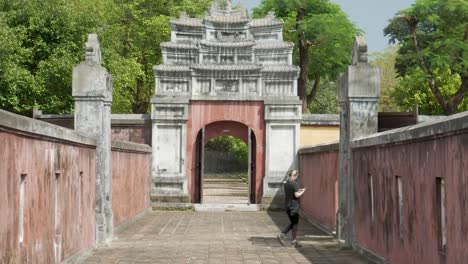 Hoher-Tempeleingang-Der-Stadt-Hue,-Vietnam