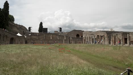 Vista-Panorámica-En-Cámara-Lenta-Del-Cuadripórtico-De-Los-Teatros-De-Pompeya.