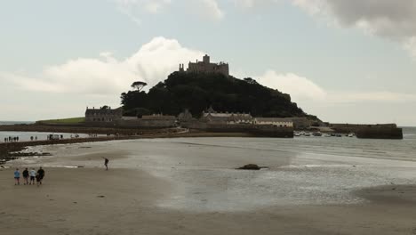 Toma-De-Timelapse-De-Personas-Caminando-Hacia-Y-Saliendo-De-St-Michaels-Mount-En-Penzance