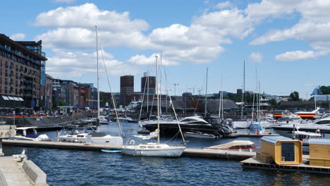 Static-shot-of-boats-moored-at-marina-on-sunny-day,-Oslo,-Norway