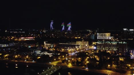Riesiges-Lichtspiel-Auf-Flammentürmen,-Nachtverkehr-In-Baku,-Aserbaidschan