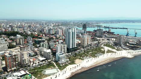 Durres,-Paseo-Marítimo,-Puerto,-Edificios-De-La-Ciudad-Y-Playa-Del-Mar-Adriático,-Vista-Desde-Un-Dron