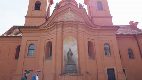 Außenansicht-Der-St.-Lorenz-Kirche-Mit-Zwei-Glockentürmen-In-Prag,-Tschechische-Republik