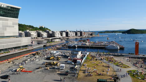 Menschen-Genießen-Einen-Sommertag-Am-Operastranda-Strand-In-Oslo