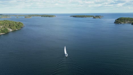 Ein-Segelboot-Segelt-Durch-Schären-An-Der-Küste-Schwedens-An-Der-Ostsee