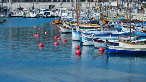 Port-De-Niza-Con-Pequeños-Barcos-De-Madera-Coloridos-Alineados-En-El-Puerto-Deportivo
