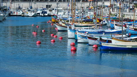 Port-De-Nice-Mit-Kleinen-Bunten-Holzbooten,-Die-Im-Yachthafen-Aufgereiht-Sind