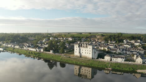Luftdrohnenperspektive-Auf-Das-Chateau-De-Montsoreau-Und-Die-Loire-Im-Loiretal-In-Frankreich