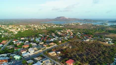 4K-Drohne-Seitlicher-Panoramablick-Auf-Häuser-In-Der-Nähe-Des-Karibischen-Meeres-Auf-Curaçao