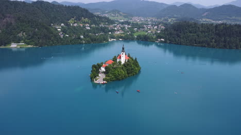 Capturando-El-Panorama-Celestial-Del-Lago-Bled-En-Un-Día-Claro-En-Eslovenia
