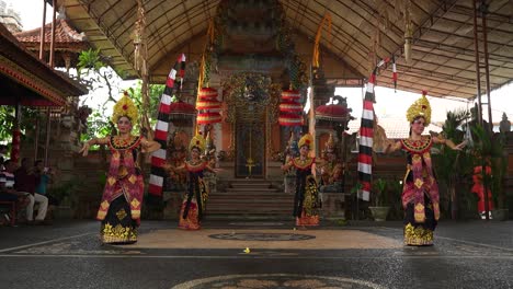 Frauen-In-Traditioneller-Indonesischer-Kleidung-Führen-Zu-Zeremoniellen-Zwecken-Einen-Typischen-Balinesischen-Tanz-Aus-Der-Hinduistischen-Folklore-In-Kostümen-Und-Schmuck-Auf