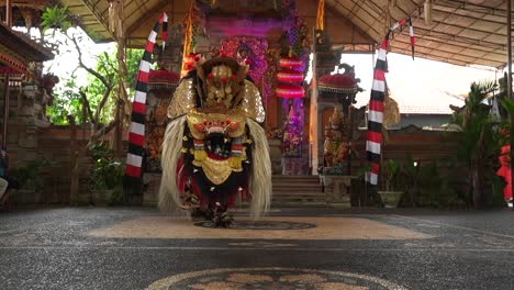 Traditioneller-Balinesischer-Tanz,-Der-In-Einem-Theater-Mit-Kostümen-In-Der-Nähe-Von-Ubud,-Indonesien,-Aufgeführt-Wird-Und-Einen-Drachen-Aus-Der-Hinduistischen-Religion-Darstellt