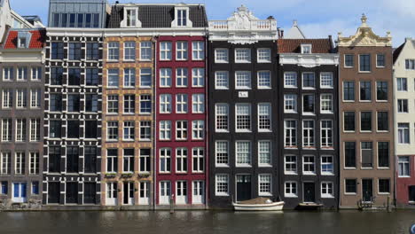 Majestätische-Gebäude-Entlang-Der-Kanäle-Von-Amsterdam