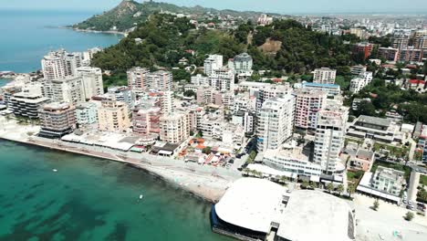 Durres,-Stadtgebäude-Und-Adriastrand,-Luftaufnahme-Von-Einer-Drohne