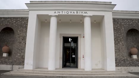 Haupteingang-Zum-Antiquarium-Von-Pompeji,-Dem-Neuen-Museumsort,-Der-Der-Dauerausstellung-Von-Funden-Gewidmet-Ist,-Die-Die-Geschichte-Von-Pompeji-Erzählen