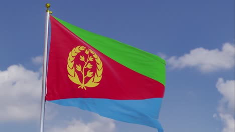 Bandera-De-Eritrea-Moviéndose-En-El-Viento-Con-Un-Cielo-Azul-Claro-En-El-Fondo,-Nubes-Moviéndose-Lentamente,-Asta-De-Bandera,-Cámara-Lenta