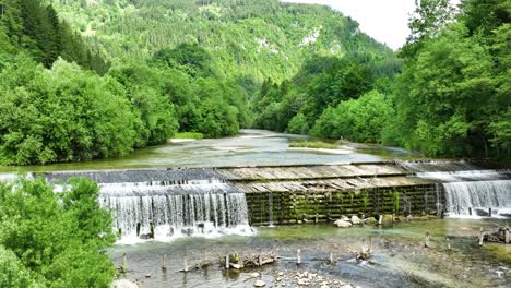 Slowenische-Naturwasserfalllandschaft-Im-Logar-Tal,-Savinja-Fluss,-üppiger-Wald-Und-Breite-Kaskade,-Naturpark,-Reiseziel,-Drohnenaufnahme