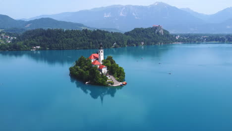 Descubriendo-La-Joya-De-La-Isla---Iglesia-En-La-Isla-Y-Paisaje-Del-Lago-Bled-En-Eslovenia