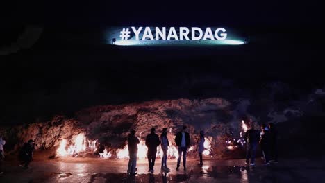Der-Hashtag-Yanar-Dag-Beleuchtet-Die-Felsklippe,-Die-In-Baku-Erdgas-Verbrennt